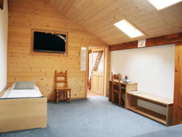 Gruyère Rooms : photo 2 de la chambre chambre triple Économique avec fenêtre de toit