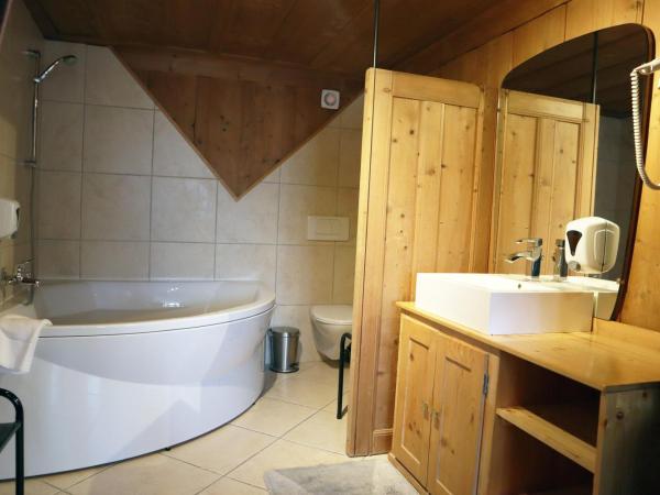 Gruyère Rooms : photo 4 de la chambre chambre double supérieure avec baignoire simple