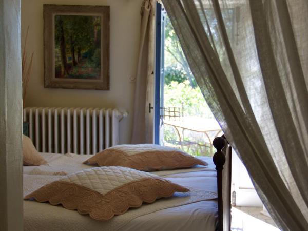 Mas de la Beaume : photo 5 de la chambre chambre double ou lits jumeaux - vue sur montagnes