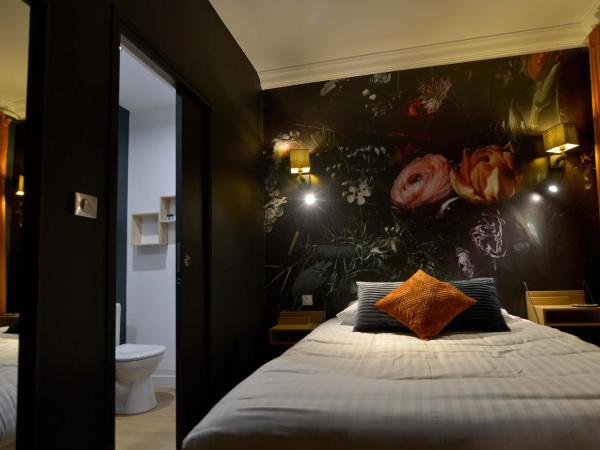 Hôtel Le Tiburon : photo 5 de la chambre grande chambre double ou lits jumeaux