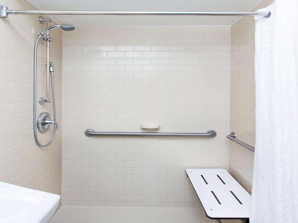 Sonesta Simply Suites Houston CityCentre I-10 West : photo 3 de la chambre studio queen suite with roll-in shower - mobility accessible