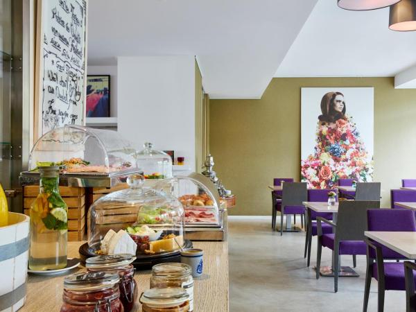 Hotel Indigo - Dusseldorf - Victoriaplatz, an IHG Hotel : photo 2 de la chambre chambre lit queen-size standard - vue sur jardin 