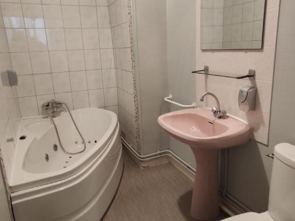 Hotel Angleterre : photo 6 de la chambre chambre double deluxe (2 adultes + 1 enfant)