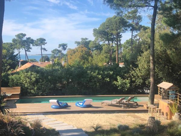Chambre d'hôtes Pyla sur Mer : photo 1 de la chambre chambre double - vue sur piscine