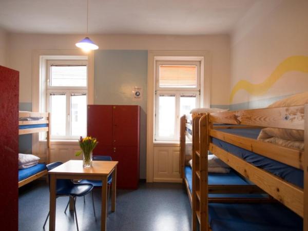 Westend City Hostel : photo 8 de la chambre chambre familiale avec salle de bains privative