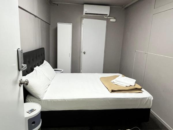 HIT Hostel : photo 6 de la chambre chambre double avec salle de bains privative
