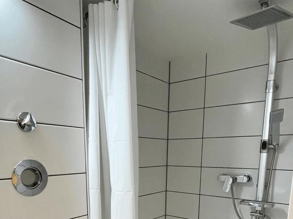 Schlafkonzept Hannover : photo 4 de la chambre chambre simple avec salle de bains 