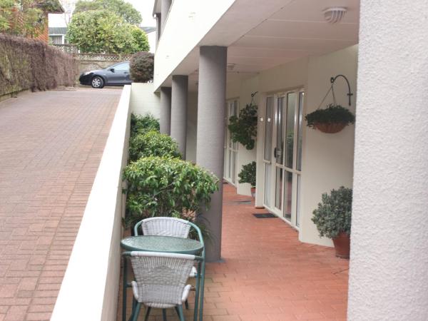 Baycourt Lakefront Motel : photo 5 de la chambre suite familiale avec bain à remous