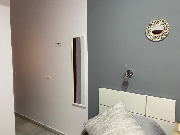 Hostal Puerta Carmona : photo 2 de la chambre chambre lits jumeaux