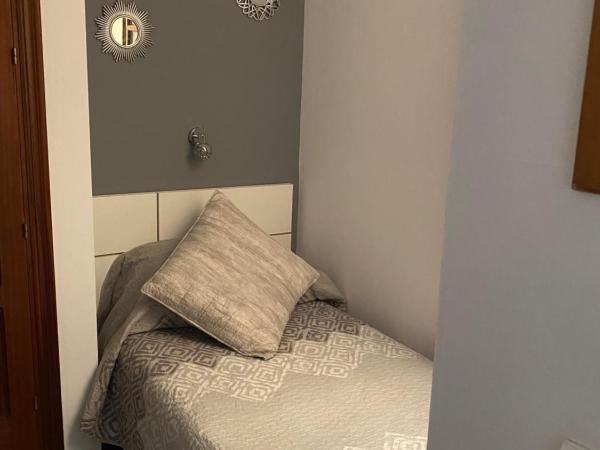 Hostal Puerta Carmona : photo 5 de la chambre chambre triple standard