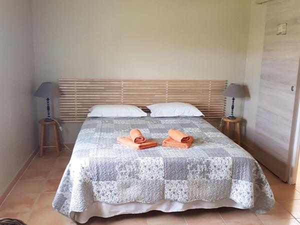 Mas Clement - Chambre et table d'hôtes : photo 3 de la chambre chambre double