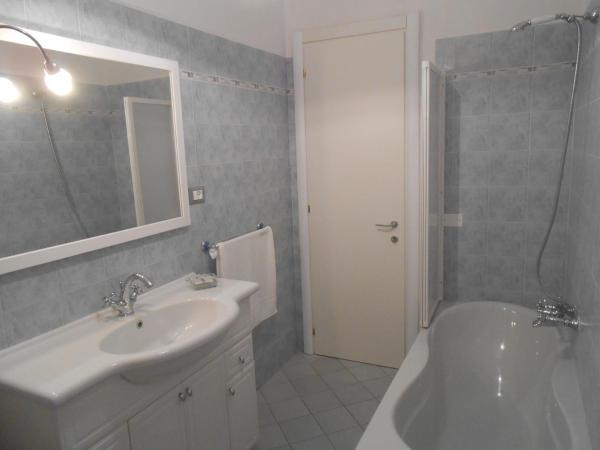 Gino's House : photo 2 de la chambre chambre double avec salle de bains privative