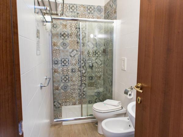 B&B Amalfi Coast Salerno : photo 4 de la chambre chambre double avec salle de bains privative