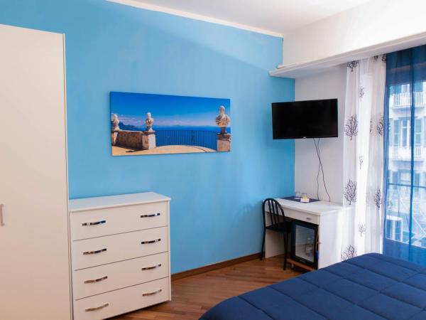 B&B Amalfi Coast Salerno : photo 8 de la chambre chambre double deluxe avec balcon