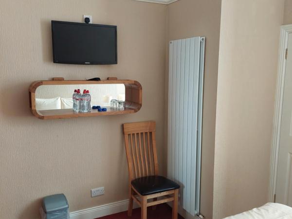 Parkway Guesthouse : photo 3 de la chambre chambre double avec salle de bains privative