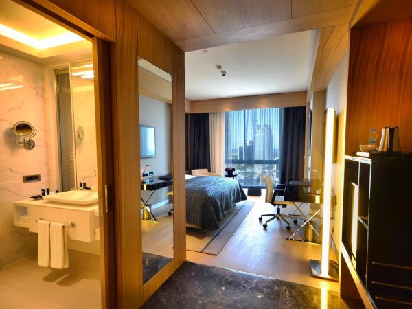 Wyndham Grand Istanbul Levent : photo 2 de la chambre chambre deluxe lit king-size - vue sur ville