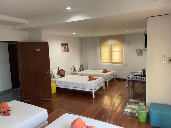 Jenny Hostel HuaHin : photo 2 de la chambre chambre quadruple avec terrasse
