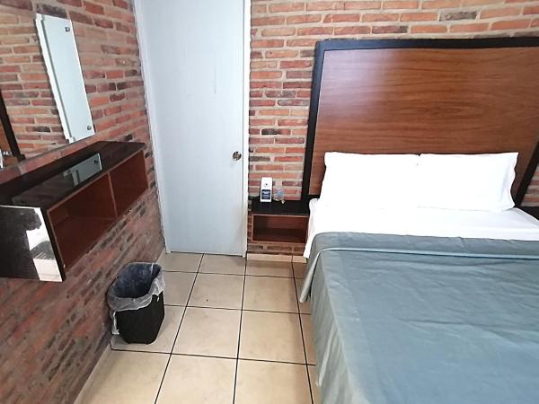 Hotel HCM Guadalajara : photo 4 de la chambre chambre lit queen-size deluxe