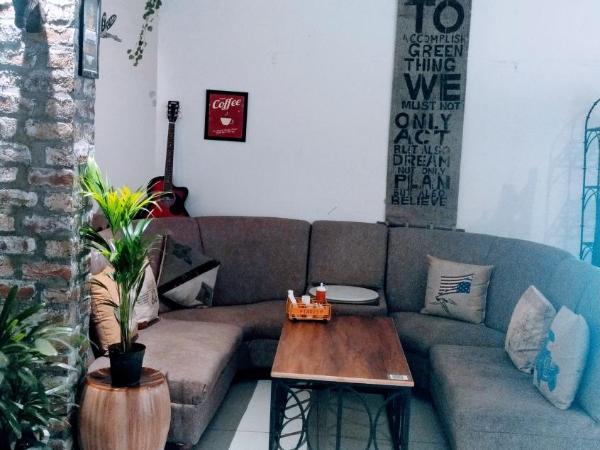 RANGBAARI STAYS & CAFE : photo 9 de la chambre chambre lit king-size - vue sur jardin