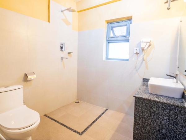 Hotel Silver Oaks Inn : photo 7 de la chambre chambre familiale deluxe avec balcon