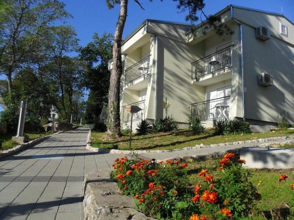 Hotel Vila Ružica- glavna zgrada i depandanse : photo 4 de la chambre chambre triple avec balcon