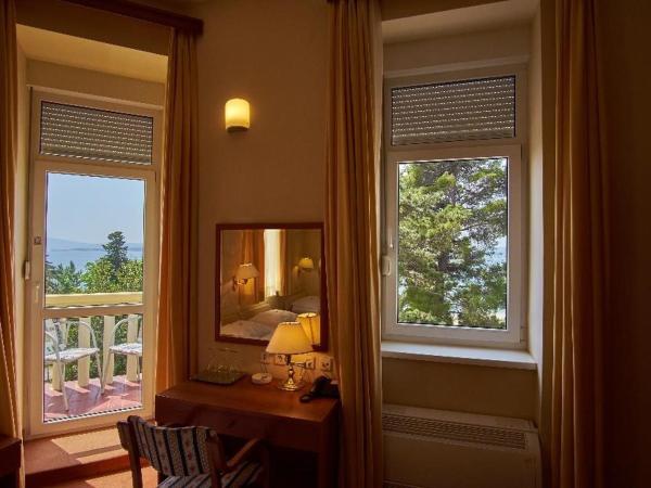 Hotel Vila Ružica- glavna zgrada i depandanse : photo 6 de la chambre chambre triple avec balcon