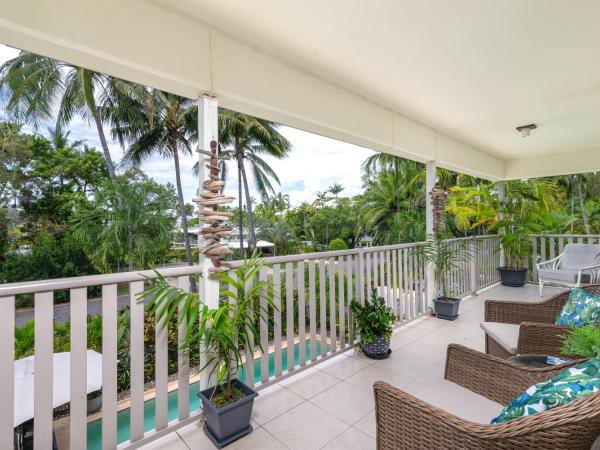 Seascape Holidays - Tropical Reef Apartments : photo 10 de la chambre appartement 3 chambres avec balcon et 2 salles de bains 