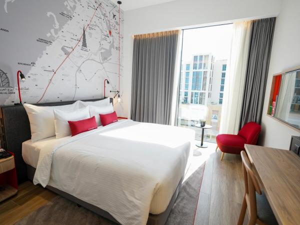 IntercityHotel Dubai Jaddaf Waterfront : photo 1 de la chambre chambre lit king-size supérieure - vue sur canal (15 % de réduction sur nourriture et boissons et service de navette vers festival city mall)