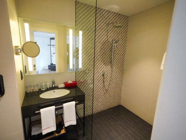 IntercityHotel Dubai Jaddaf Waterfront : photo 4 de la chambre chambre lit king-size supérieure - vue sur canal (15 % de réduction sur nourriture et boissons et service de navette vers festival city mall)