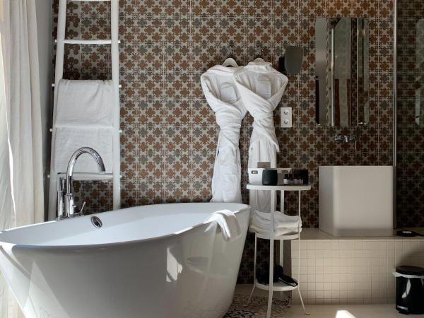 Hotel Pont Levis - Franck Putelat : photo 1 de la chambre chambre double supérieure avec bain à remous 
