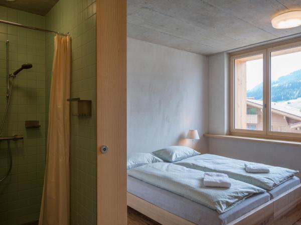Gstaad Saanenland Youth Hostel : photo 2 de la chambre chambre double ou lits jumeaux avec salle de bains privative