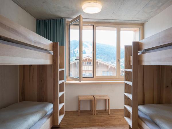 Gstaad Saanenland Youth Hostel : photo 2 de la chambre chambre quadruple avec salle de bains commune