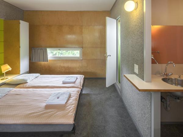 Lausanne Youth Hostel Jeunotel : photo 7 de la chambre chambre double avec douche