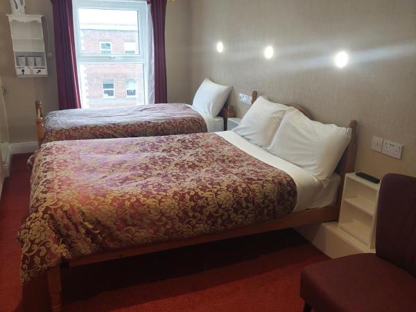 Parkway Guesthouse : photo 2 de la chambre chambre triple avec salle de bains privative