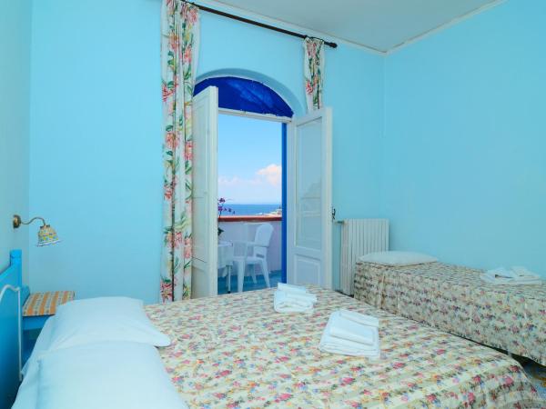 Hotel Terme Marina : photo 3 de la chambre chambre double ou lits jumeaux - vue partielle sur mer