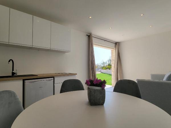 Ideal BnB : photo 9 de la chambre appartement premium avec piscine