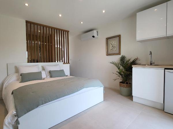 Ideal BnB : photo 1 de la chambre appartement avec terrasse et piscine