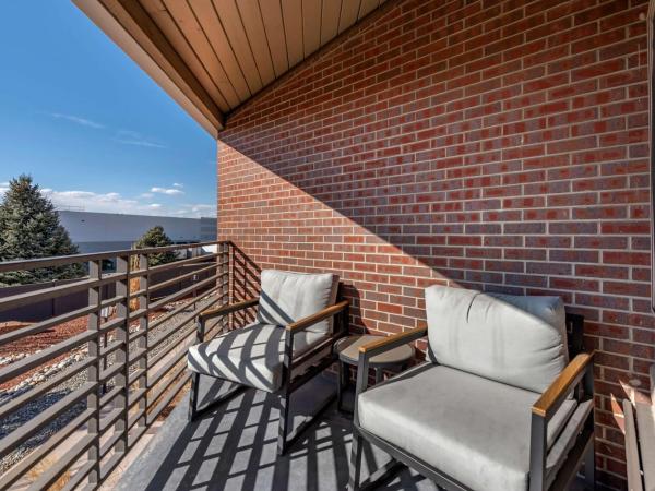 Best Western Premier Denver East : photo 3 de la chambre chambre avec 2 lits queen-size et balcon - vue sur piscine 
