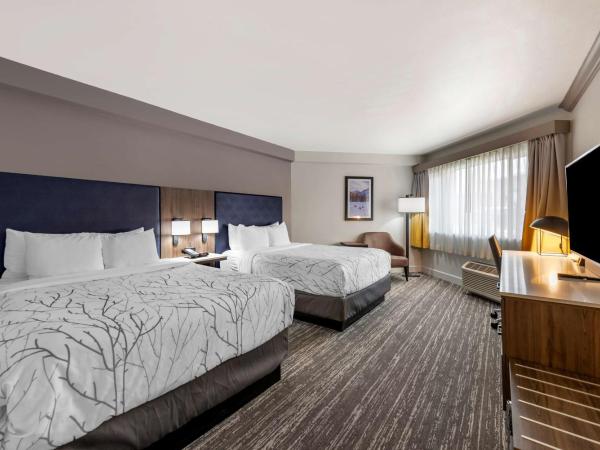 Best Western Premier Denver East : photo 5 de la chambre chambre avec 2 lits queen-size et balcon - vue sur piscine 