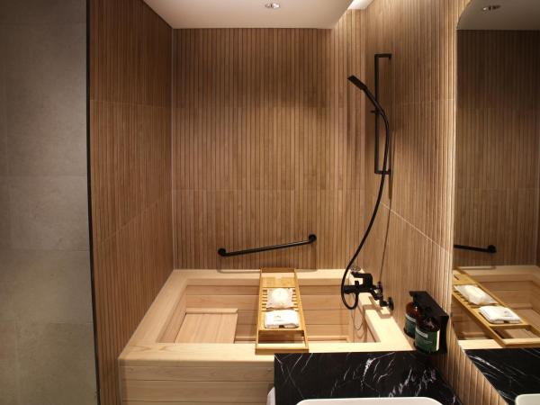 voco Seoul Gangnam, an IHG Hotel : photo 4 de la chambre chambre lit king-size premium avec douche et baignoire