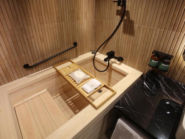 voco Seoul Gangnam, an IHG Hotel : photo 5 de la chambre chambre lit king-size premium avec douche et baignoire