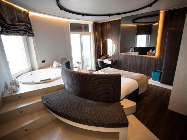 Relais sul Mare Boutique Hotel : photo 6 de la chambre suite supérieure avec bain à remous - vue sur mer