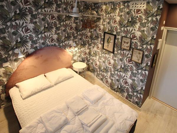 Skanstulls Boutique Hostel : photo 6 de la chambre chambre lit queen-size avec salle de bains commune