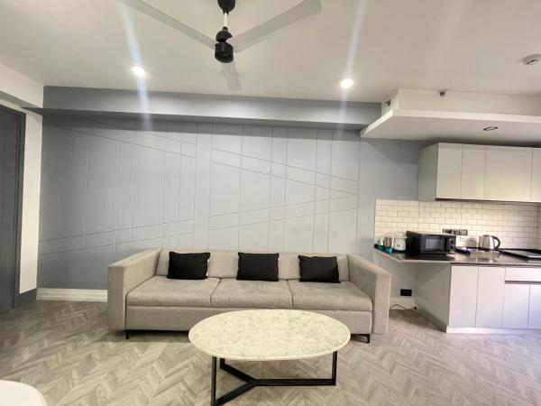 BedChambers Serviced Apartments, MG ROAD : photo 2 de la chambre chambre lit king-size avec balcon