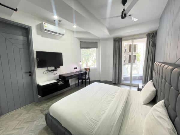 BedChambers Serviced Apartments, MG ROAD : photo 5 de la chambre chambre lit king-size avec balcon