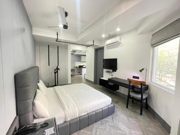 BedChambers Serviced Apartments, MG ROAD : photo 9 de la chambre chambre lit king-size avec balcon