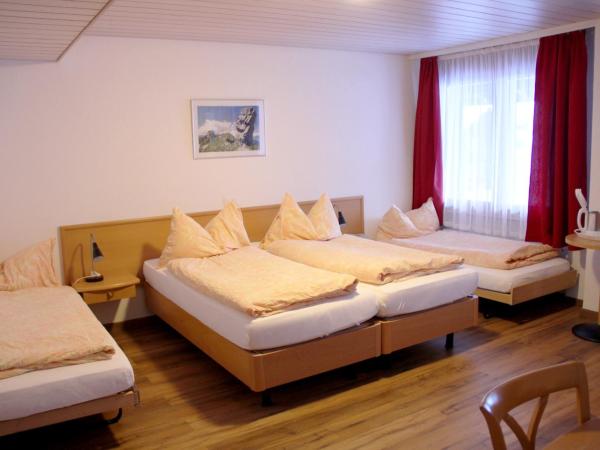 Hotel Eigerblick : photo 3 de la chambre chambre quadruple avec salle de bains