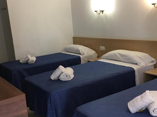 Hotel Armonía : photo 2 de la chambre chambre triple avec terrasse