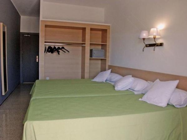 Hotel Armonía : photo 3 de la chambre chambre triple avec terrasse