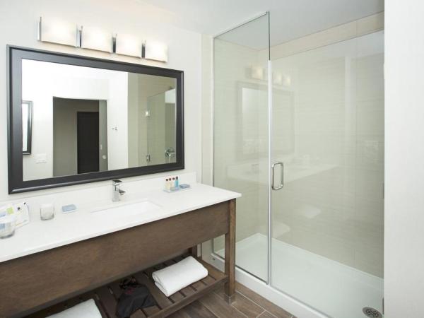 Wingate by Wyndham Calgary Airport : photo 2 de la chambre chambre lit king-size - animaux acceptés - non-fumeurs